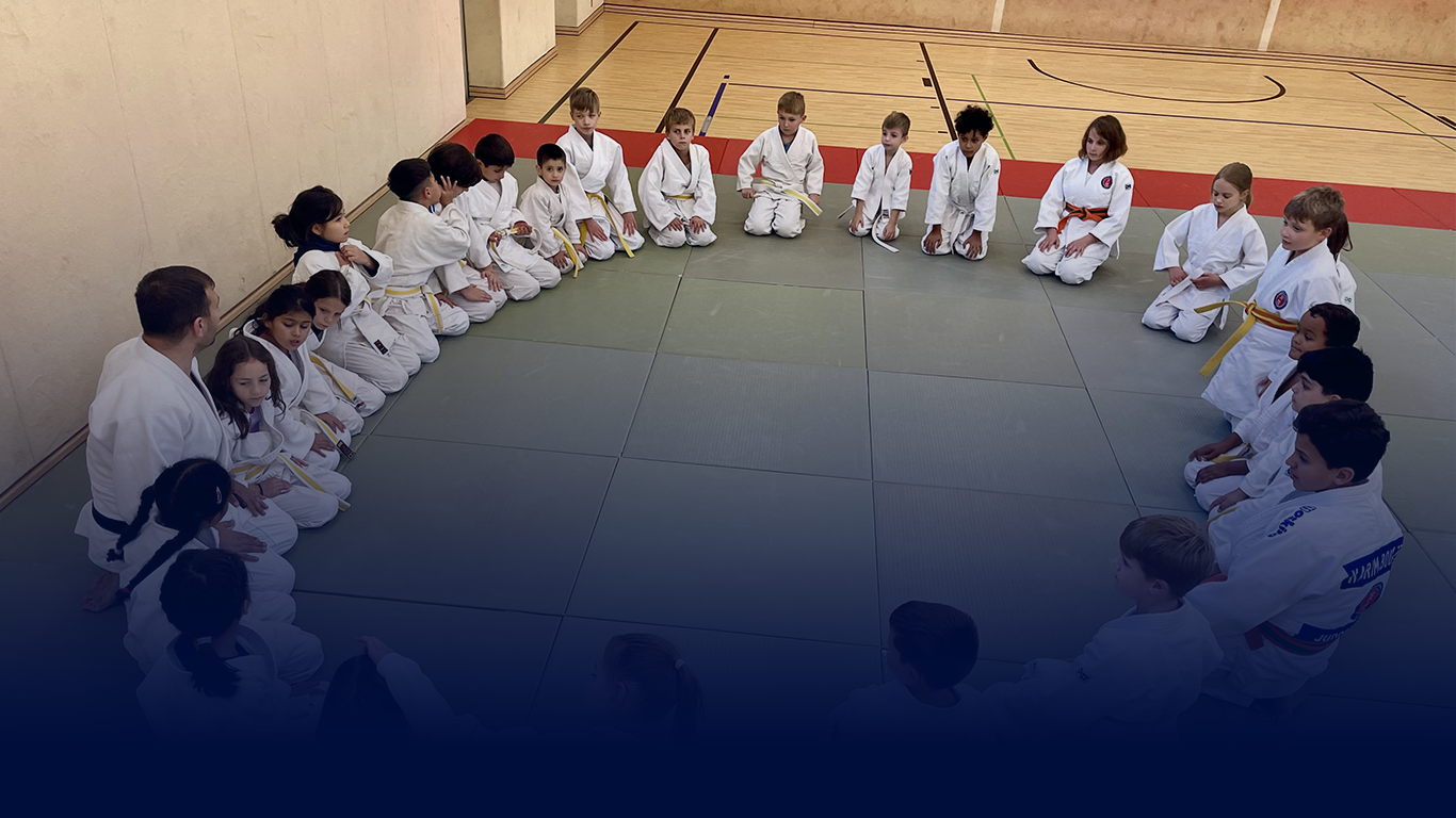 Kinder beim gemeinsamen Judotraining