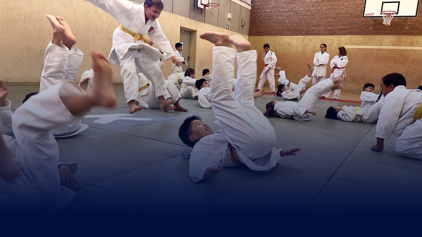 Judoka üben eine Judotechnik im Training