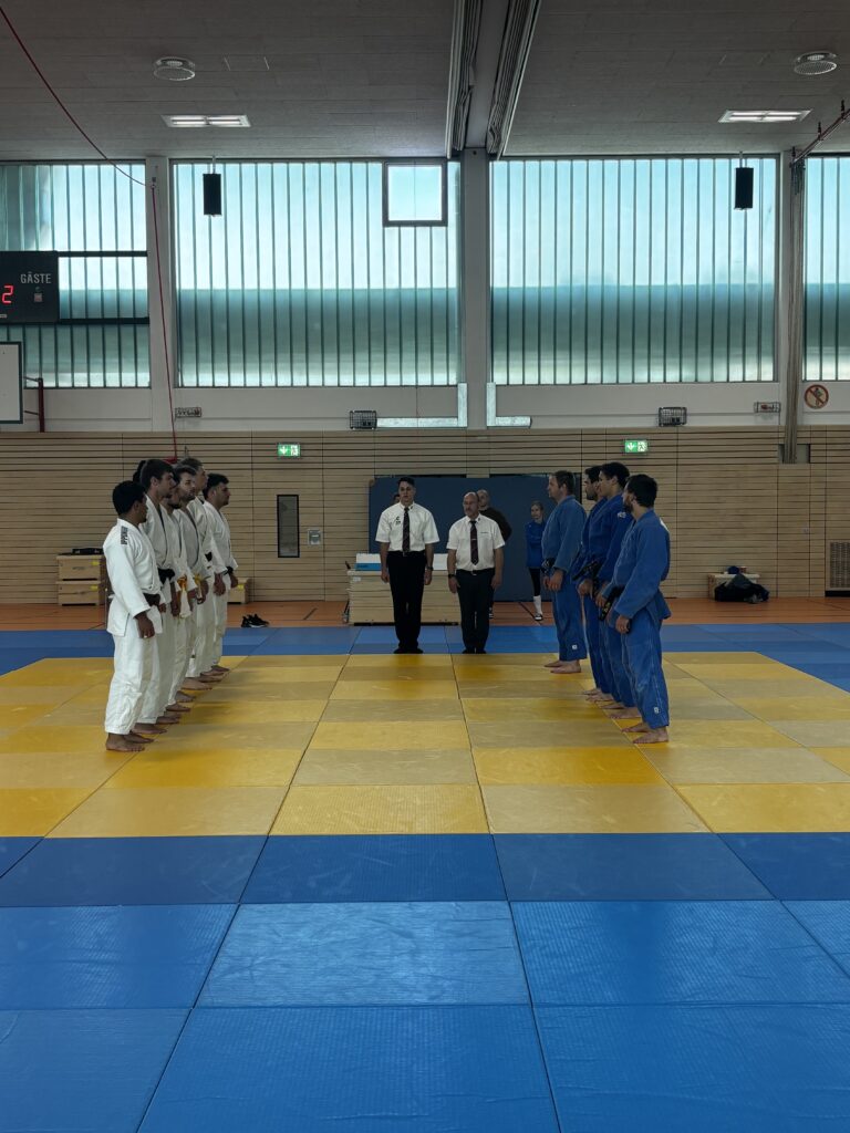 Mannschaften vor dem Judokampf beim 3. Kampftag in Eschweiler